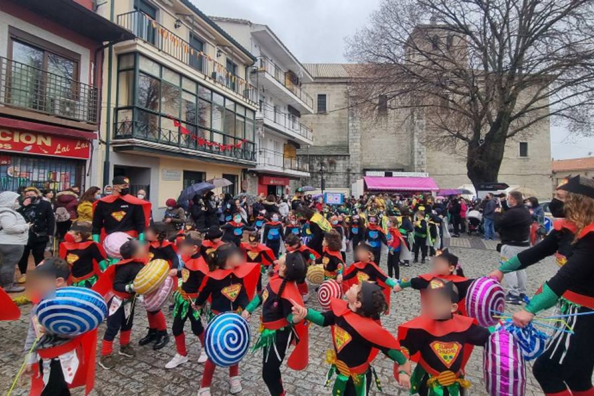 La lluvia no apaga el desfile infantil de Cebreros y comienza su Carnaval