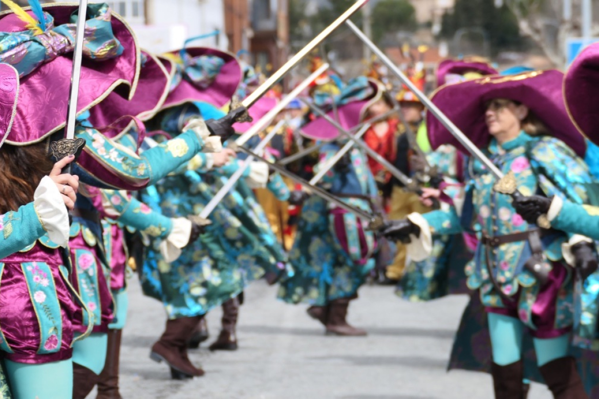 El mal tiempo se disfraza: desfile provincial de Carnaval multitudinario en Cebreros