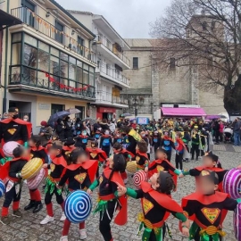 La lluvia no apaga el desfile infantil de Cebreros y comienza su Carnaval